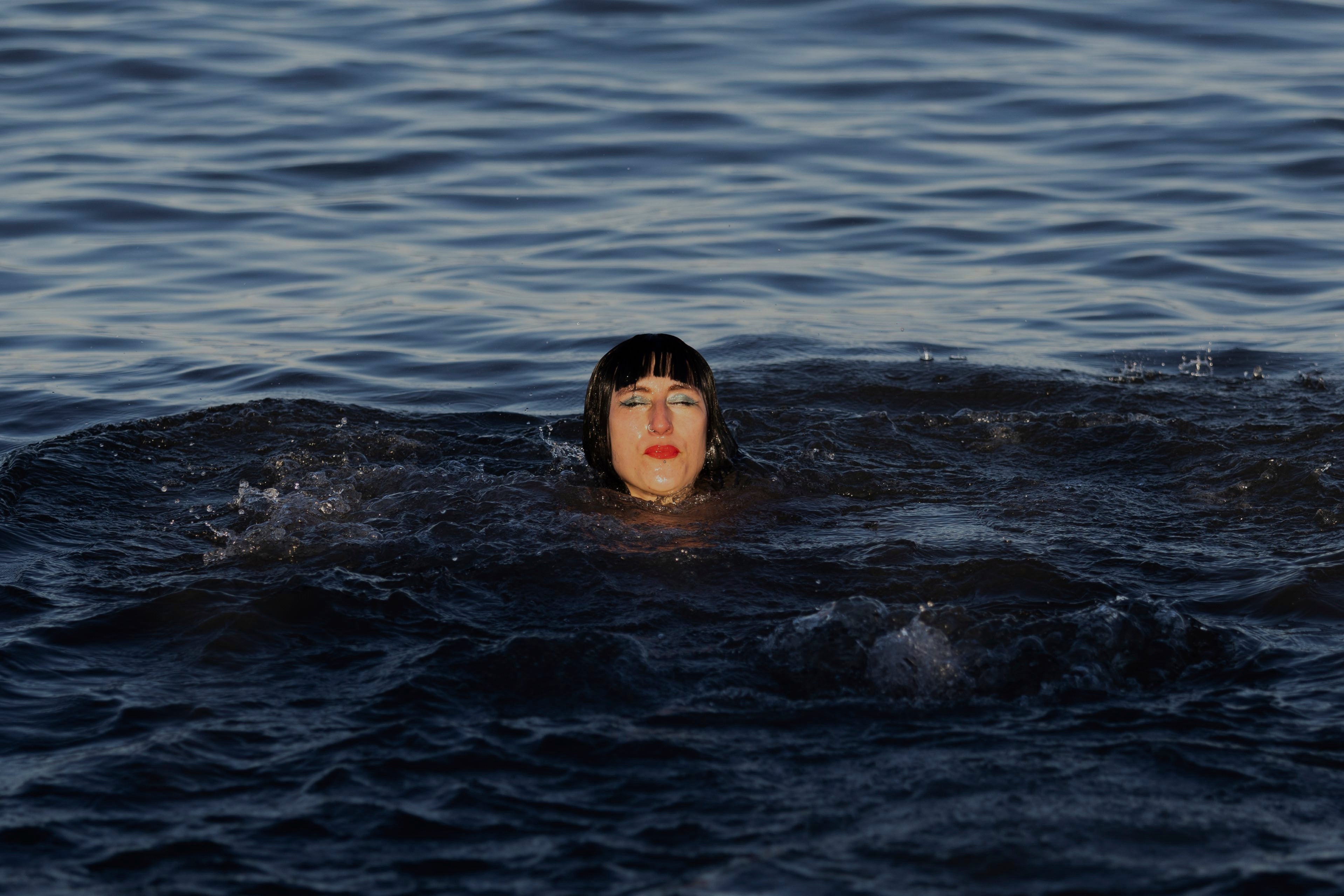 Unas 1.400 personas se zambullen en las frías aguas del estrecho de Magallanes en Chile