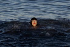 Unas 1.400 personas se zambullen en las frías aguas del estrecho de Magallanes en Chile