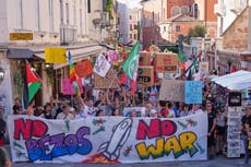 “Besos sí, Bezos no”: manifestantes protestan contra la controvertida boda de Jeff Bezos