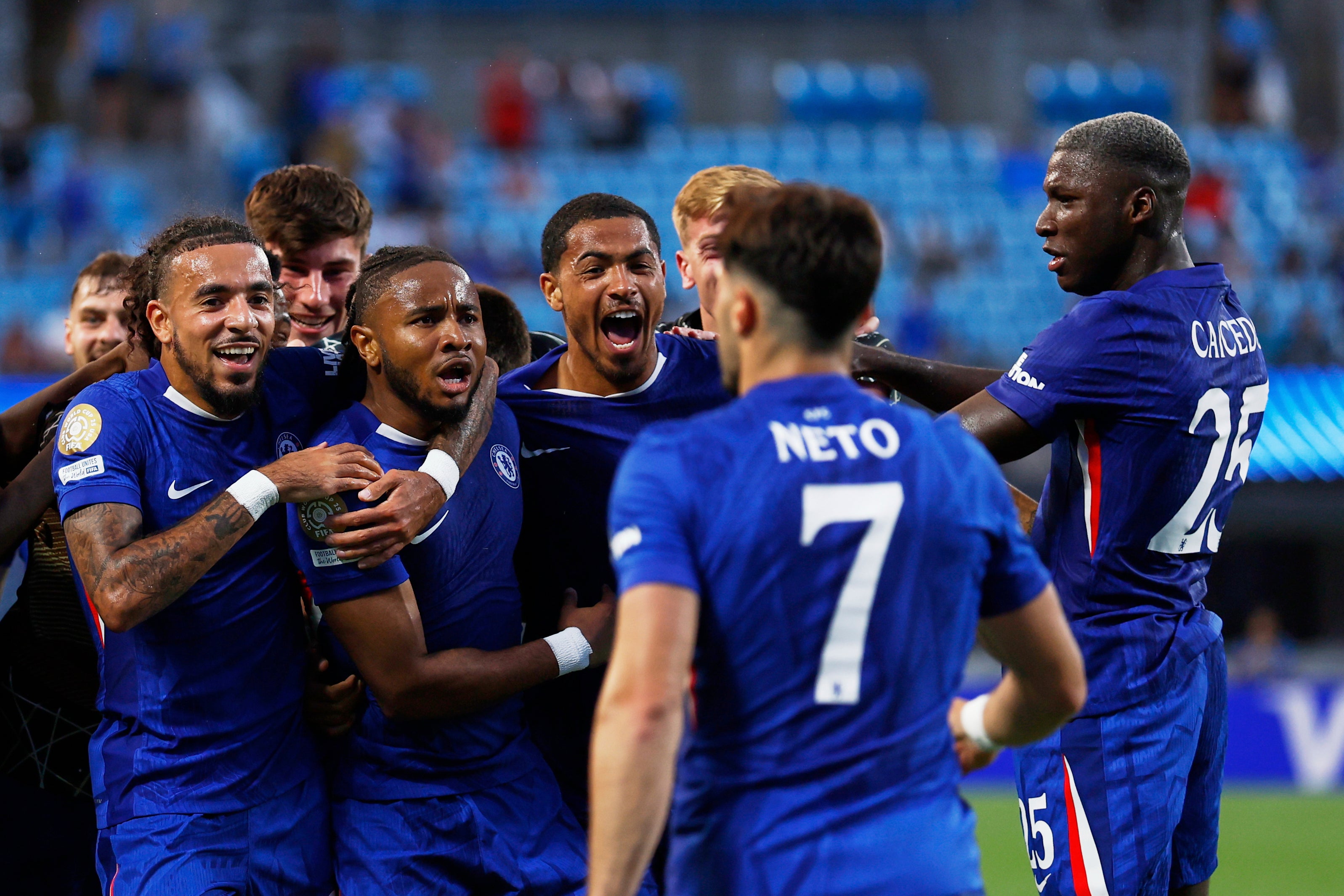Chelsea sobrevive a tanto de Benfica tras larga interrupción y lo elimina por 4-1 en Mundial