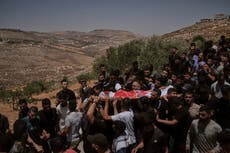 Colonos israelíes asaltan una base militar en Cisjordania