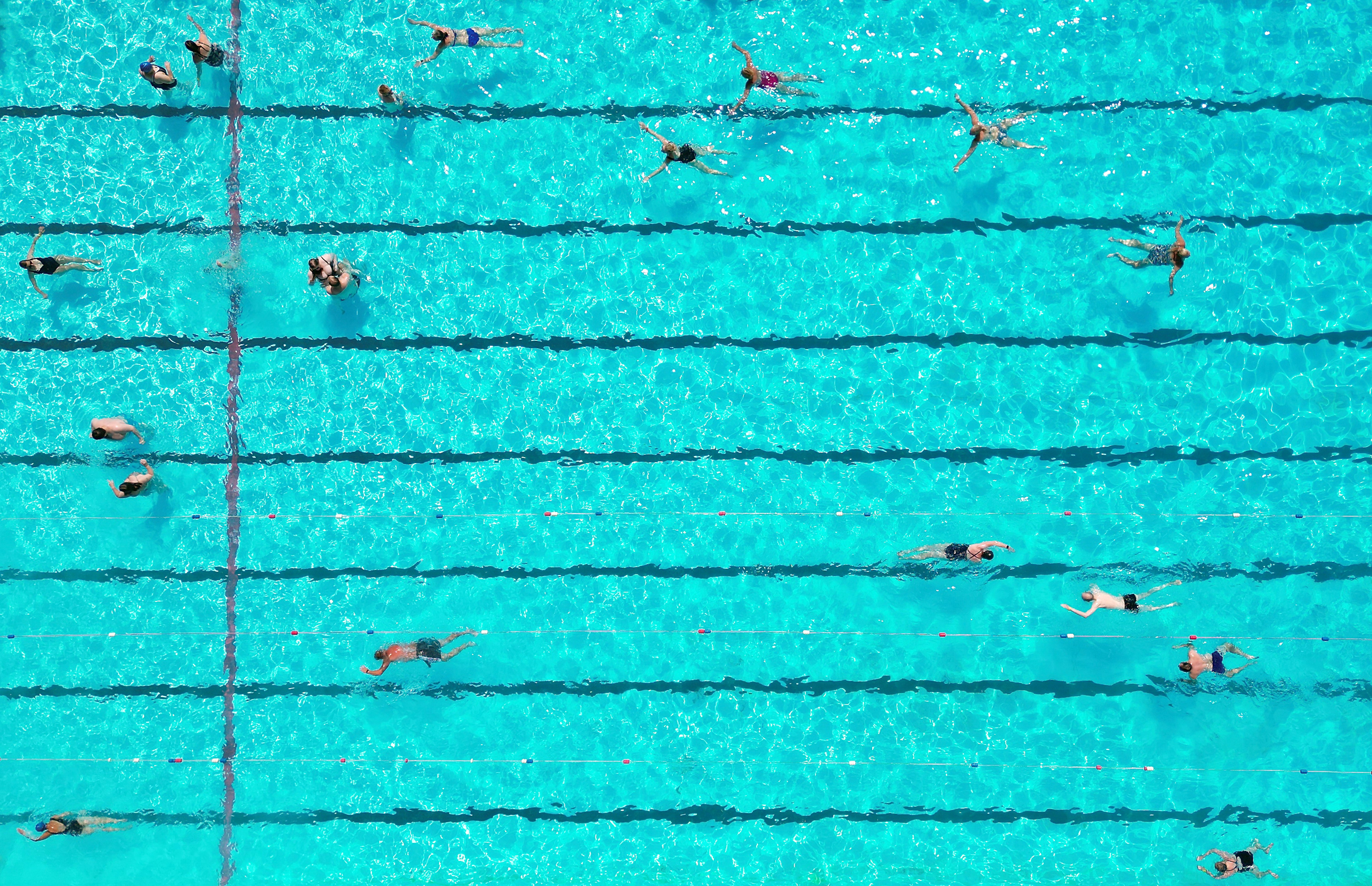 Los nadadores se refrescan en Peterborough Lido en Cambridgeshire, Reino Unido, el lunes