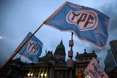 Jueza EEUU ordena a Argentina entregar 51% acciones de su petrolera YPF en juicio por expropiación