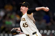 Heaney lleva juego sin hits hasta la sexta y los Piratas blanquean 7-0 a los Cardenales
