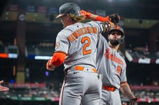 Henderson impulsa cuatro carreras y Orioles vencen 10-6 a Rangers en 11 entradas