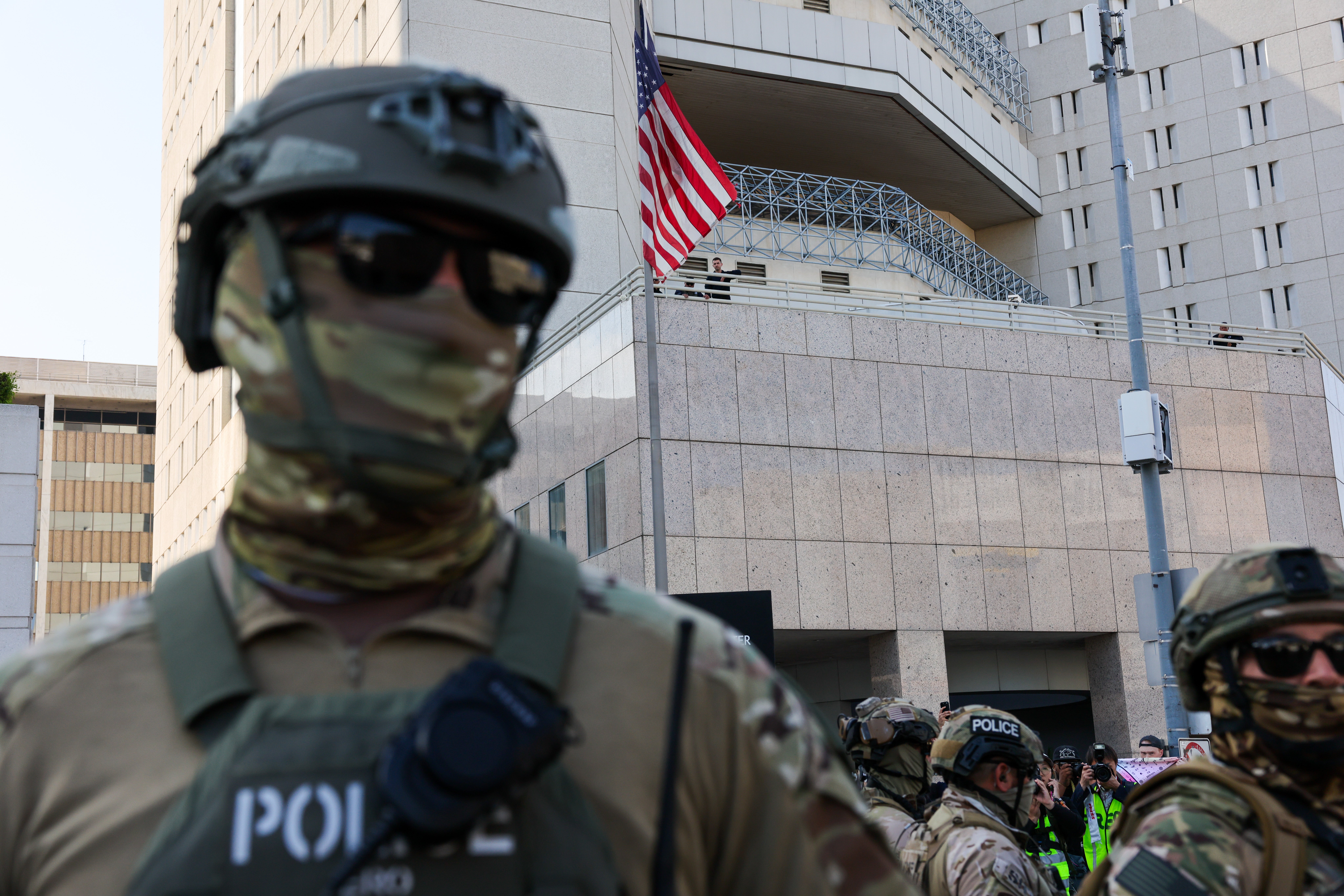 Agentes federales custodian un centro de detención de ICE en el centro de Los Ángeles, California