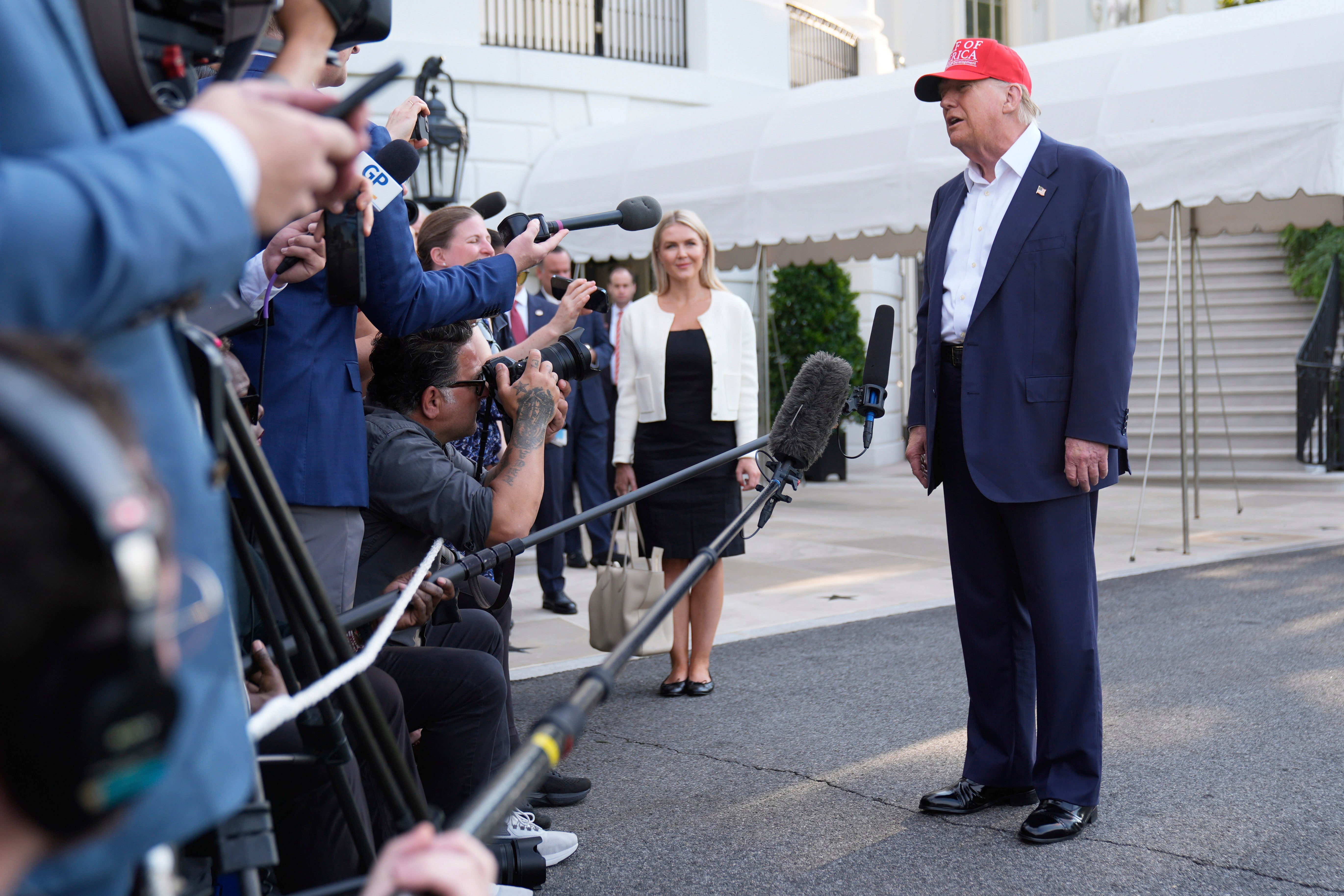 Trump ofreció declaraciones a la prensa frente a la Casa Blanca el 1 de julio, antes de viajar a Florida en el marco de una visita oficial