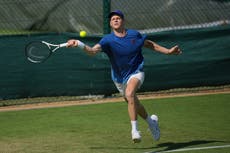 El número uno Jannik Sinner inicia su camino en Wimbledon con victoria contundente