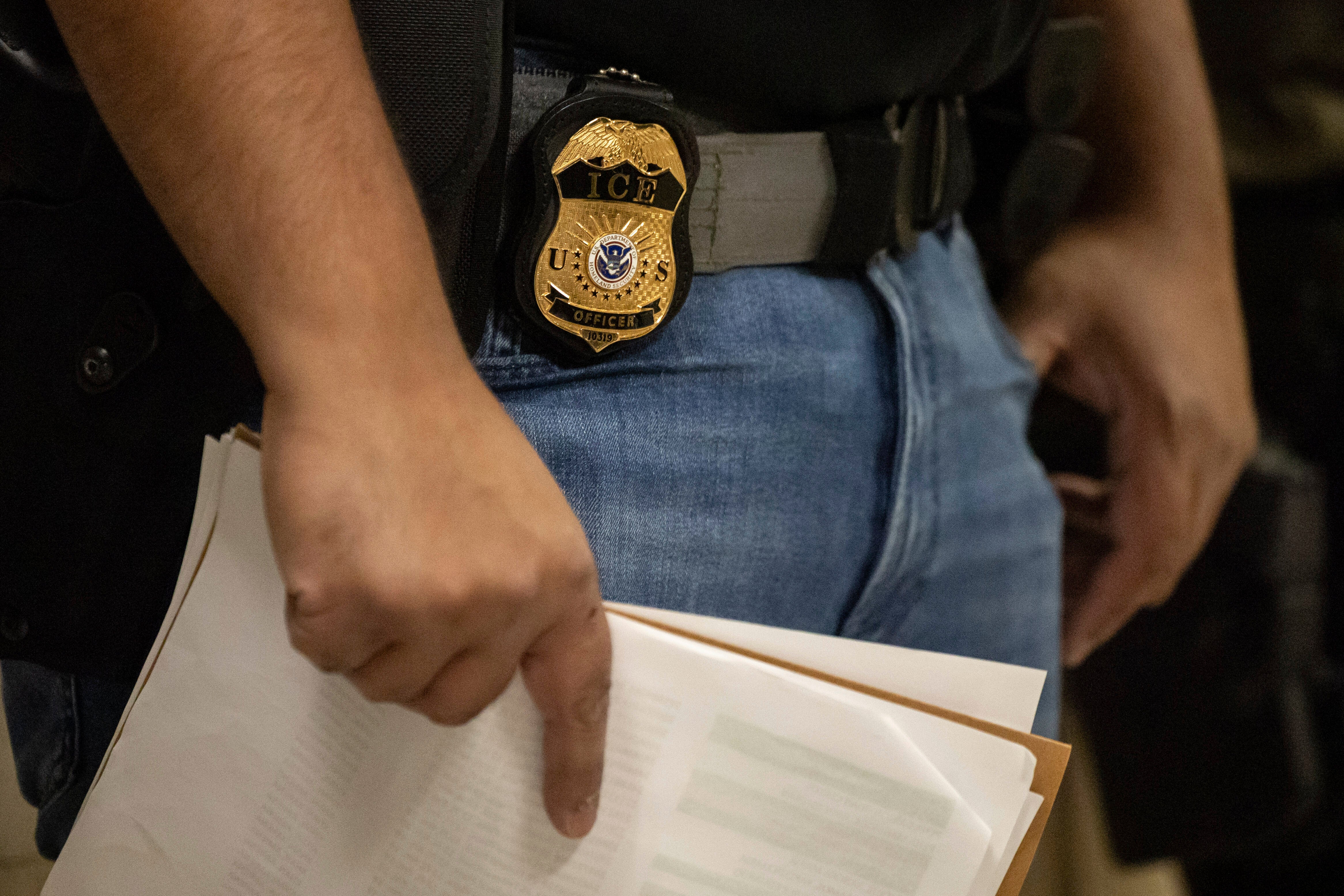 El Departamento de Justicia ordena a los fiscales que prioricen y “[lleven] al máximo” los procedimientos de desnaturalización mientras Trump busca aumentar las expulsiones de inmigrantes de EE. UU.