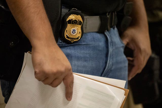 <p>El Departamento de Justicia ordena a los fiscales que prioricen y “[lleven] al máximo” los procedimientos de desnaturalización mientras Trump busca aumentar las expulsiones de inmigrantes de EE. UU.</p>