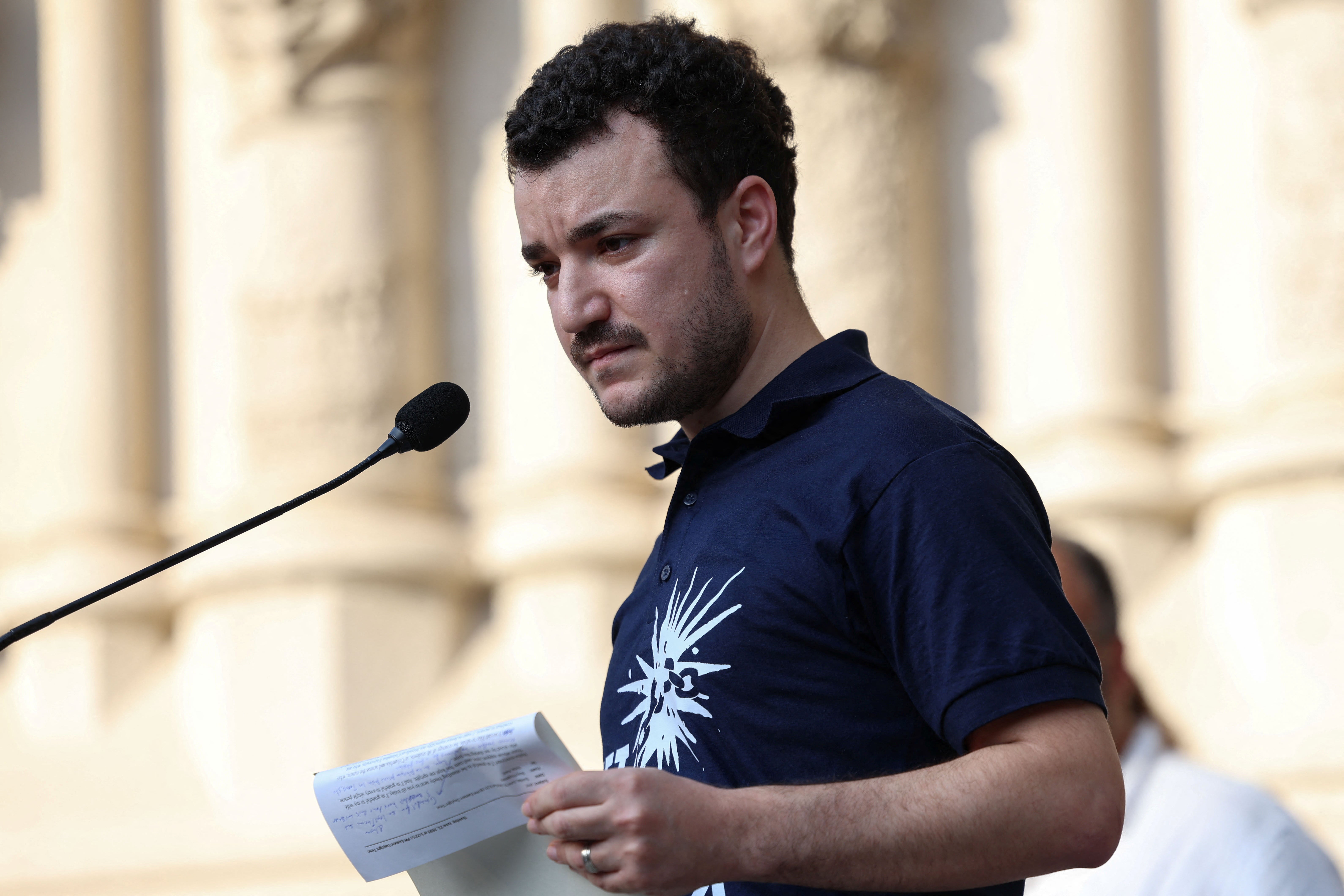 El activista estudiantil de la Universidad de Columbia Mahmoud Khalil, que fue liberado después de estar tres meses bajo la custodia de ICE, está en el centro de los intentos de la administración de Trump de despojar el estatus legal y deportar a miles de estudiantes internacionales