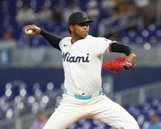 Marlins amplían racha de triunfos a 8, a uno de récord del club, tras vencer 2-0 a Mellizos