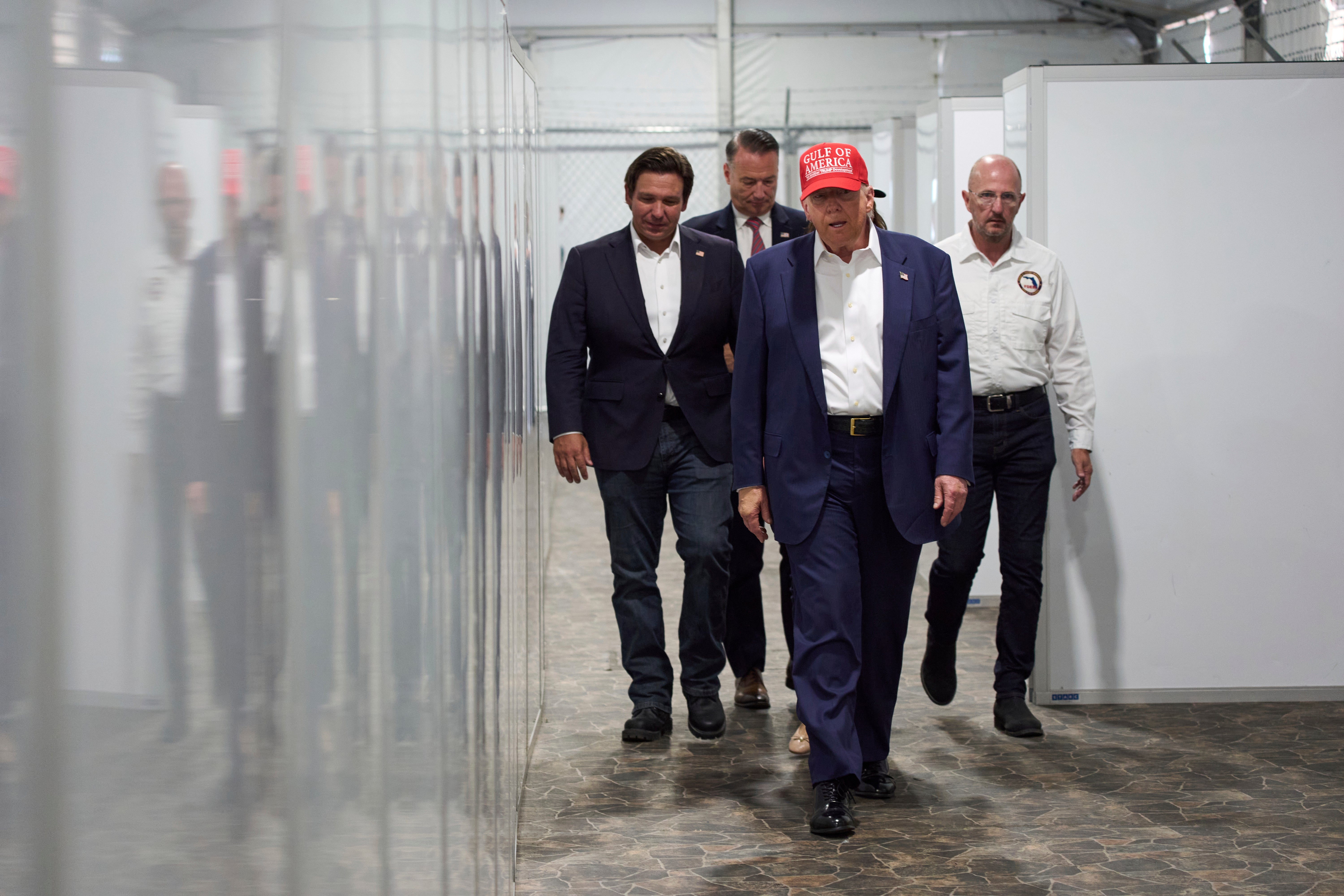 AP Fotos: Trump visita centro de detención de inmigrantes apodado "Alcatraz de los Caimanes"