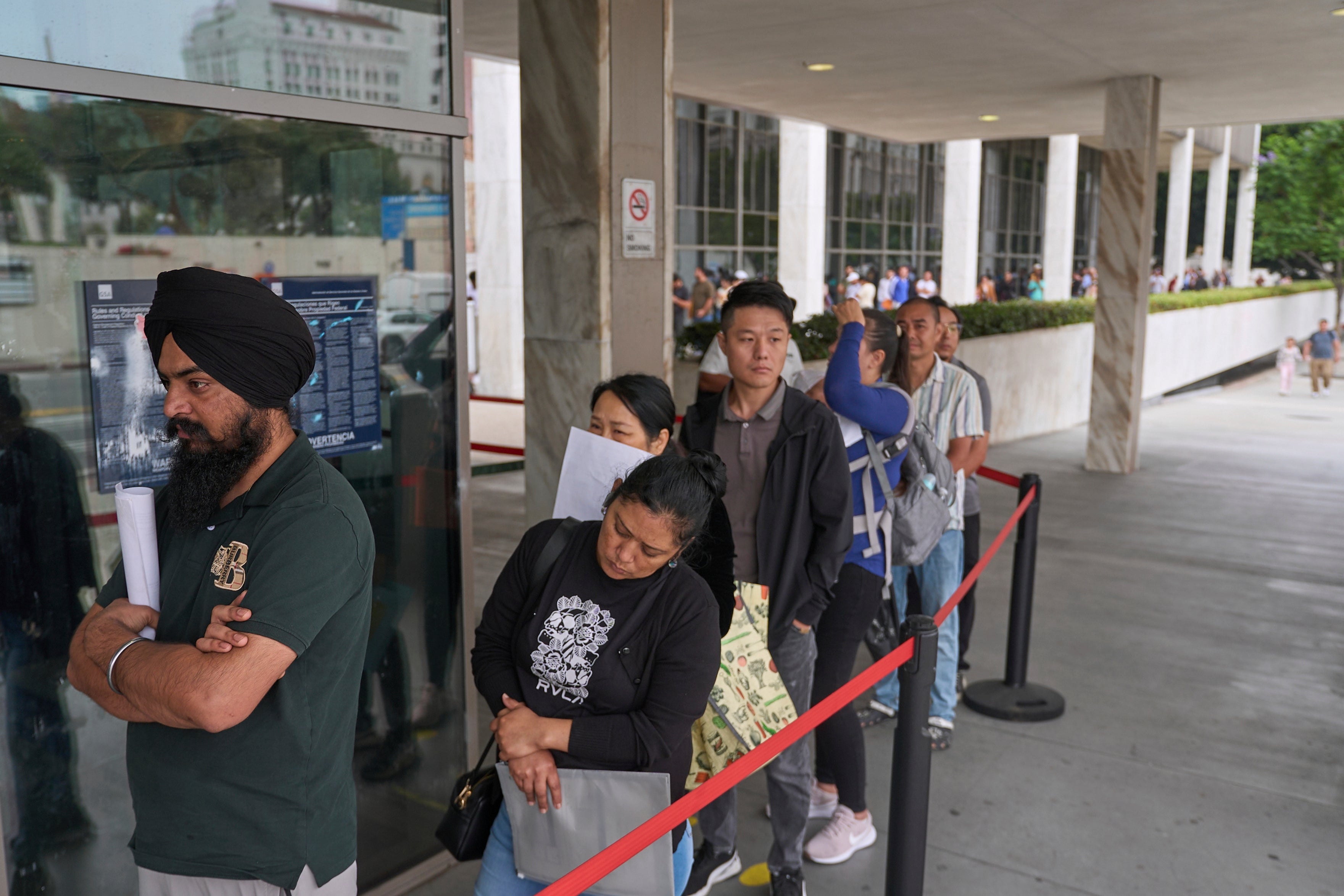 Un día ante un centro de detención en Los Ángeles muestra el golpe de las redadas de ICE en familias