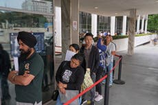 Un día ante un centro de detención en Los Ángeles muestra el golpe de las redadas de ICE en familias