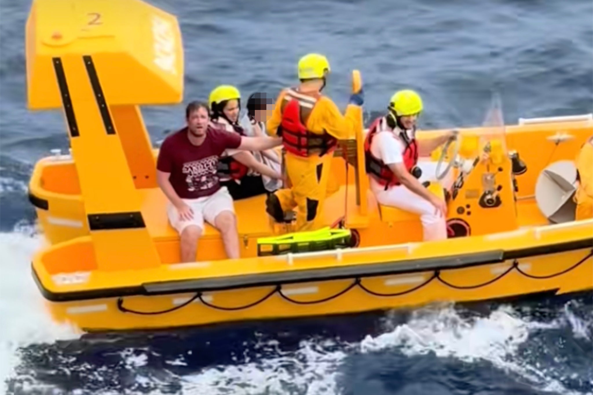 El padre fue visto exhausto, sujetándose de un socorrista tras lanzarse al mar para rescatar a su hija