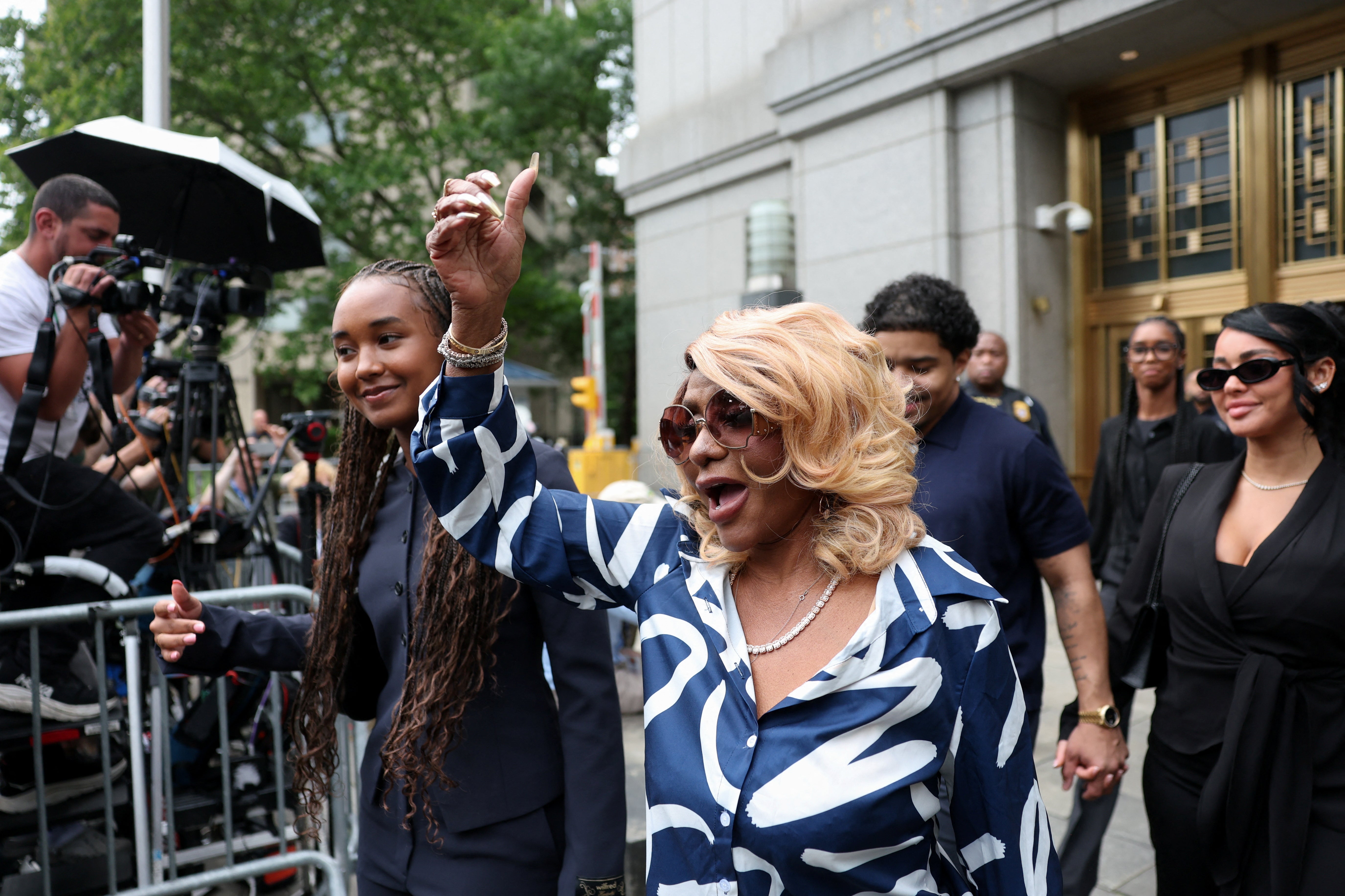 La madre de Diddy, Janice Combs, reaccionó a la salida del tribunal federal luego de conocerse el veredicto emitido el miércoles