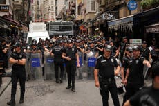 Turquía arresta a cuatro empleados de revista satírica por incitar a "odio público" con caricatura