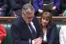 Starmer respalda a ministra de Hacienda tras cambios que afectan planes fiscales del gobierno