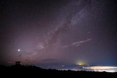 Algo en el espacio nos está enviando brillantes destellos azules