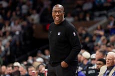 Knicks ofrecen puesto de entrenador a Mike Brown y negocian acuerdo, según fuente de AP