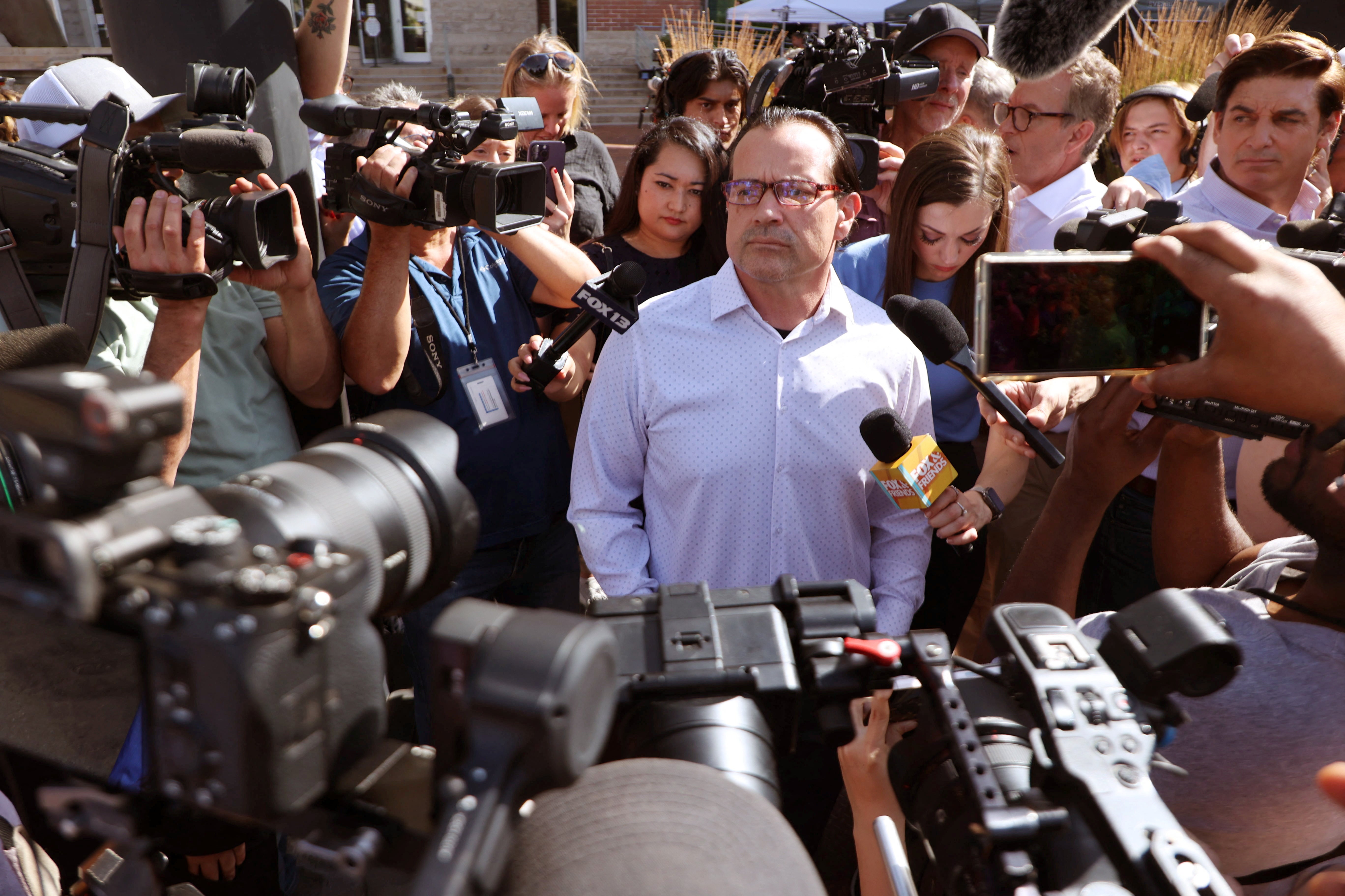 Steve Goncalves, padre de Kaylee Goncalves, estudiante universitaria de Idaho asesinada, habla fuera del juzgado del condado de Ada el miércoles luego de que Bryan Kohberger se declarara culpable de asesinar a su hija y a otras tres personas