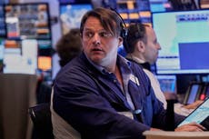 Wall Street alcanza nuevo récord máximo; Tesla y Nike suben