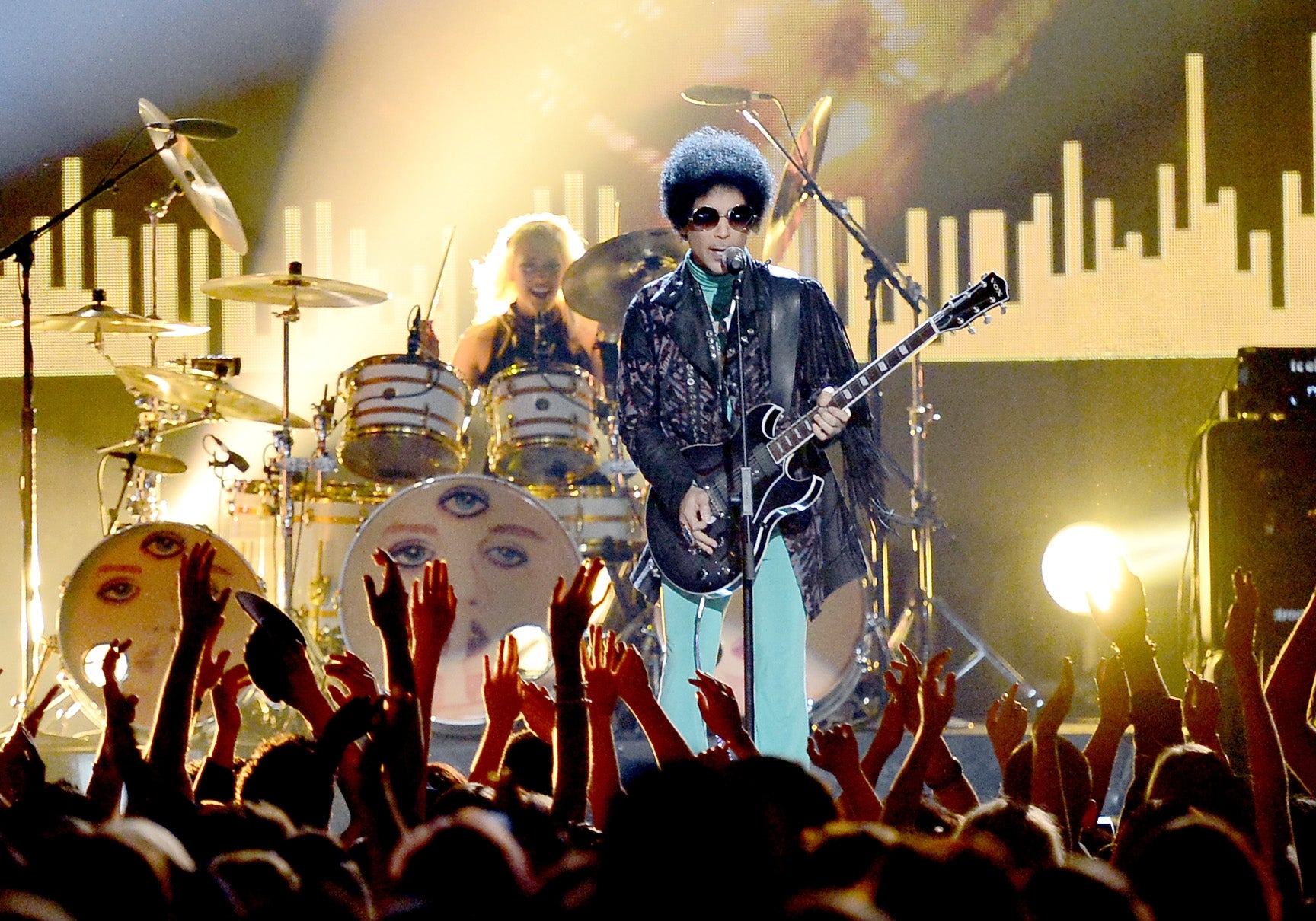 Prince actúa en el escenario durante los Billboard Music Awards 2013