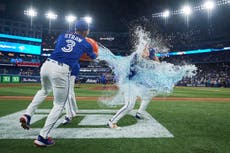 Azulejos dejan ir ventaja de ocho carreras, pero ganan 11-9 a Yankees y empatan liderato divisional