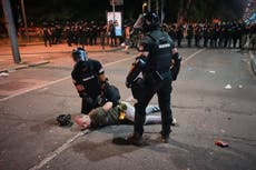 Policía serbia detiene a 79 manifestantes mientras continúa la oposición a presidente populista