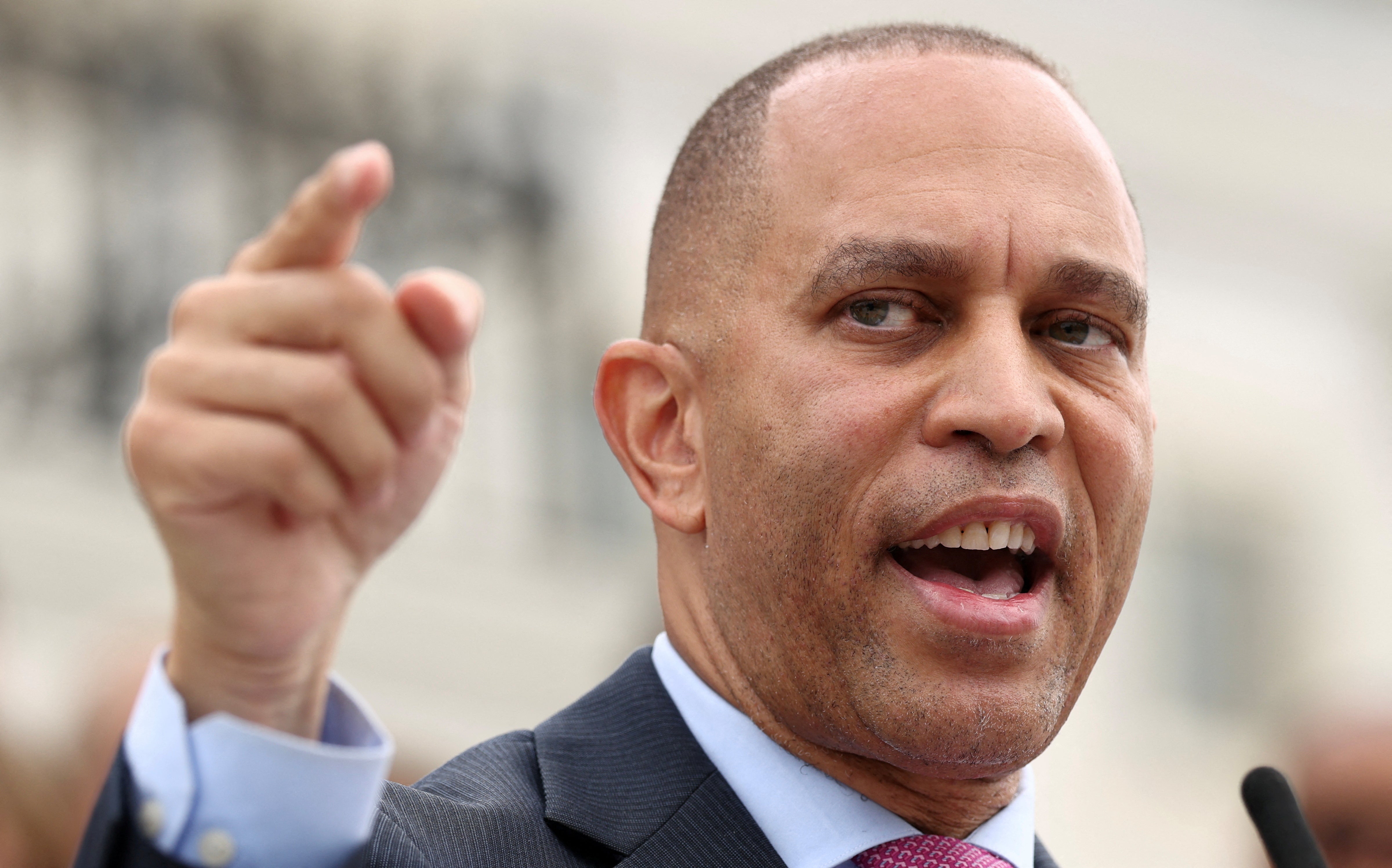 Hakeem Jeffries, el principal demócrata de la Cámara, tachó a Trump y Bondi de “extremistas MAGA” que habían azuzado la furia por el caso Epstein