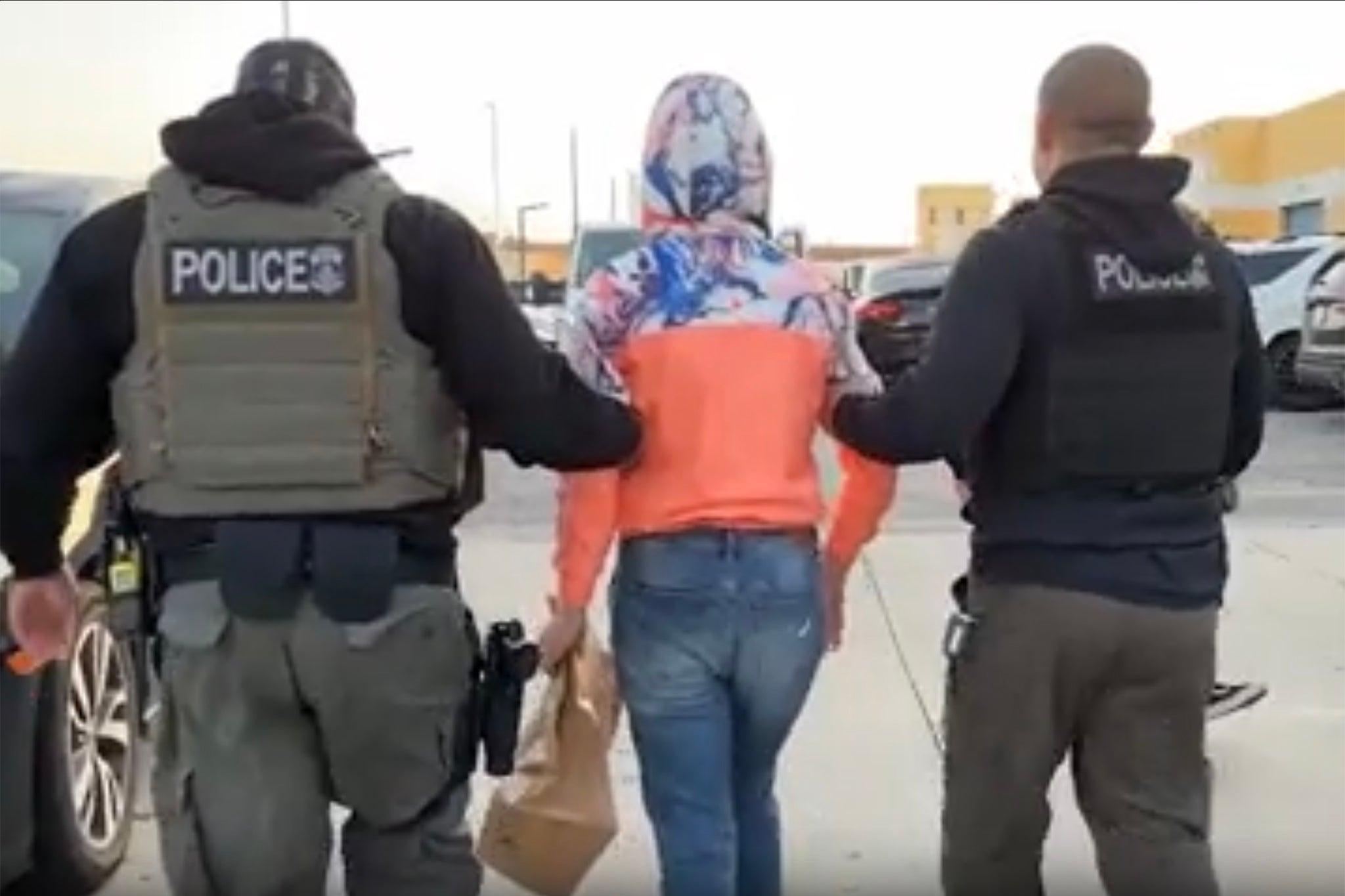 Las imágenes de una redada de ICE en mayo muestran cómo agentes enmascarados se llevan a una mujer