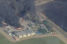 Equipos buscan a 7 desaparecidos tras explosión en almacén de fuegos artificiales en California