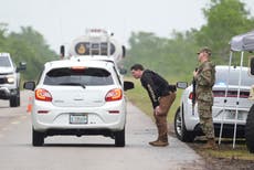 Llega el primer grupo de inmigrantes a centro de detención en los Everglades de Florida