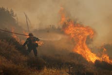 Bomberos luchan por contener incendios en Grecia mientras miles son evacuados; mueren 2 en Turquía
