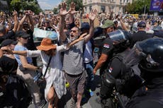 Policía serbia detiene a 79 manifestantes mientras persiste oposición a presidente populista