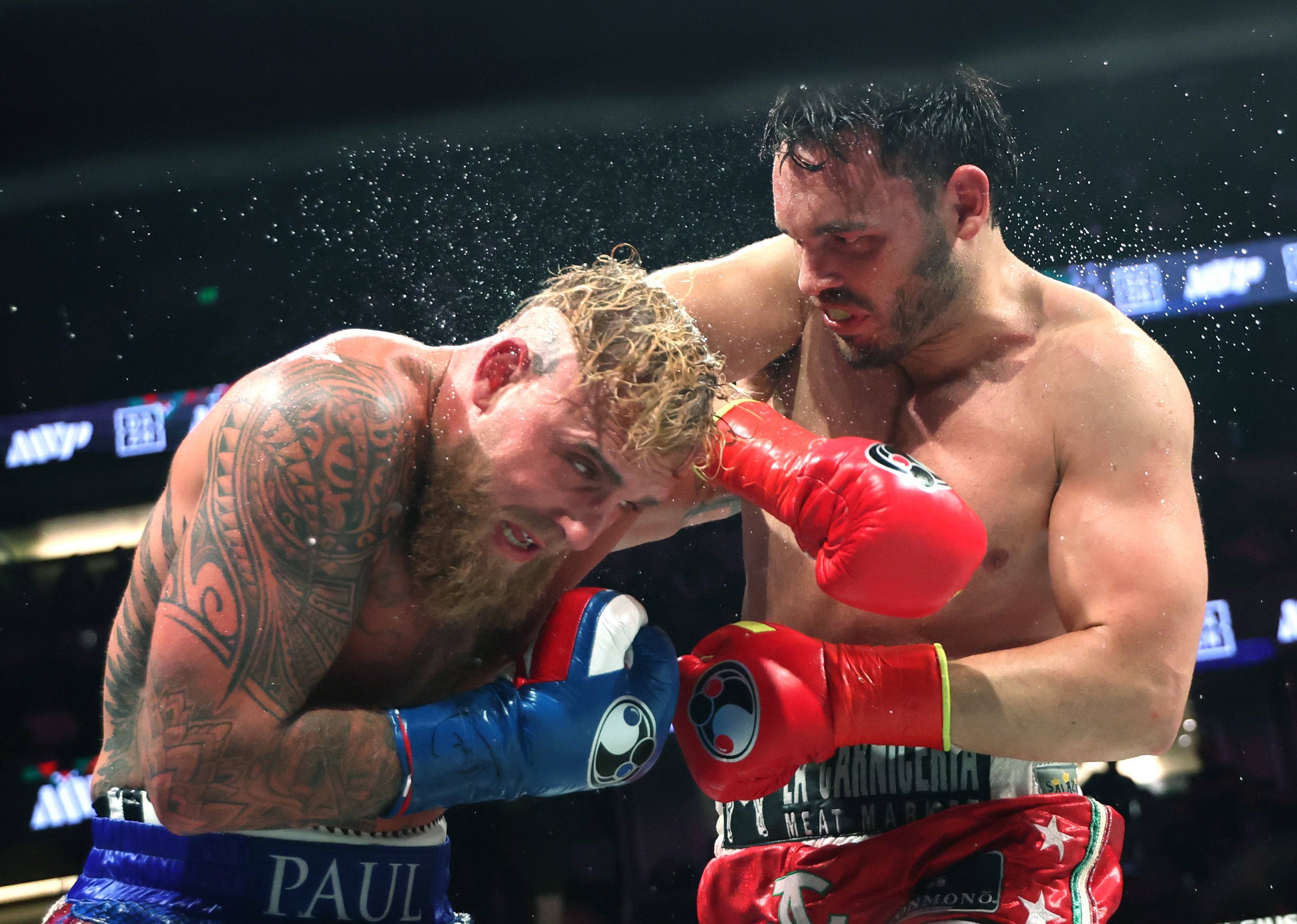 Julio César Chávez Jr. (derecha) enfrentó a Jake Paul el sábado en Anaheim, California. Desde el Departamento de Seguridad Nacional informaron que Chávez fue arrestado posteriormente y se encuentra bajo proceso de deportación
