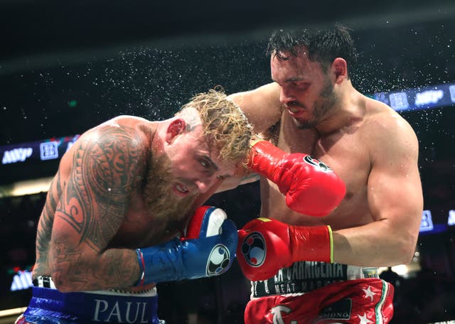 <p>  Julio César Chávez Jr. (derecha) enfrentó a Jake Paul el sábado en Anaheim, California. Desde el Departamento de Seguridad Nacional informaron que Chávez fue arrestado posteriormente y se encuentra bajo proceso de deportación  </p>