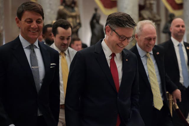 <p>Mike Johnson y los líderes republicanos de la Cámara de Representantes impulsaron la versión del Senado de la megaley fiscal en lugar de reelaborarla, lo que les permitió cumplir con el plazo de Trump</p>