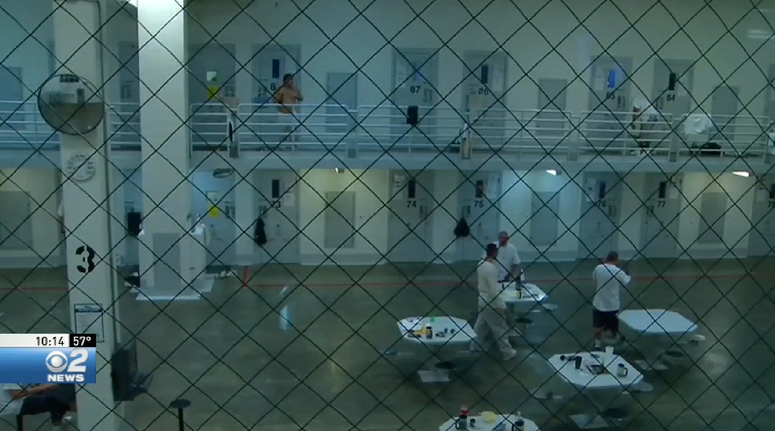 Diversos reportes de la época documentaron el uso excesivo del aislamiento, la escasez de atención en salud mental y un “ambiente tenso y volátil” causado por el hacinamiento y la violencia entre internos
