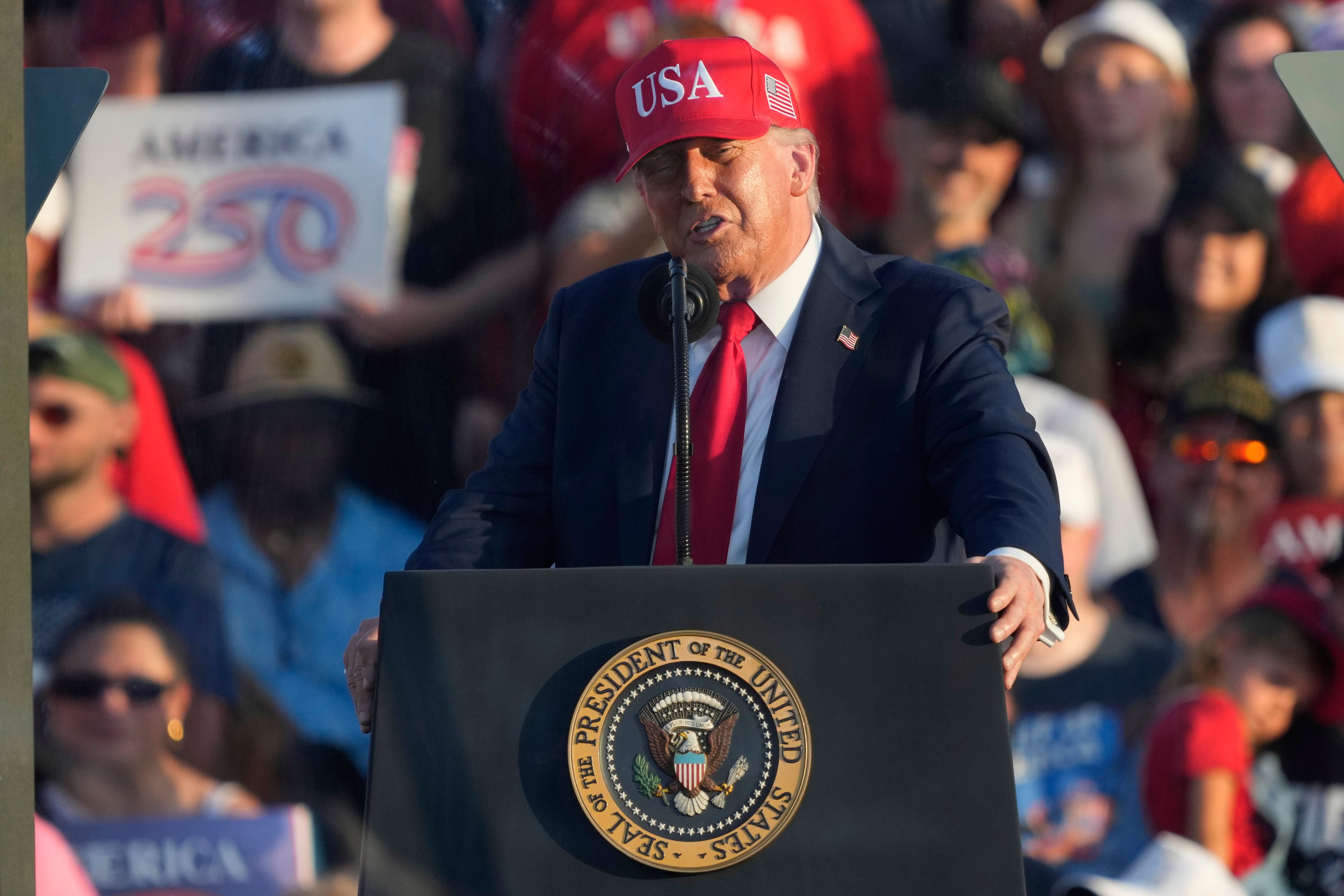 El presidente Donald Trump habla durante un mitin celebrado el jueves 3 de julio de 2025 en el recinto ferial del estado de Iowa, en Des Moines