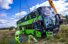 Más de 20 heridos, uno de ellos de gravedad, por volcadura de autobús en Alemania