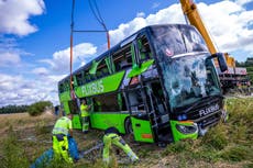 Más de 20 heridos, uno de ellos de gravedad, por volcadura de autobús en Alemania