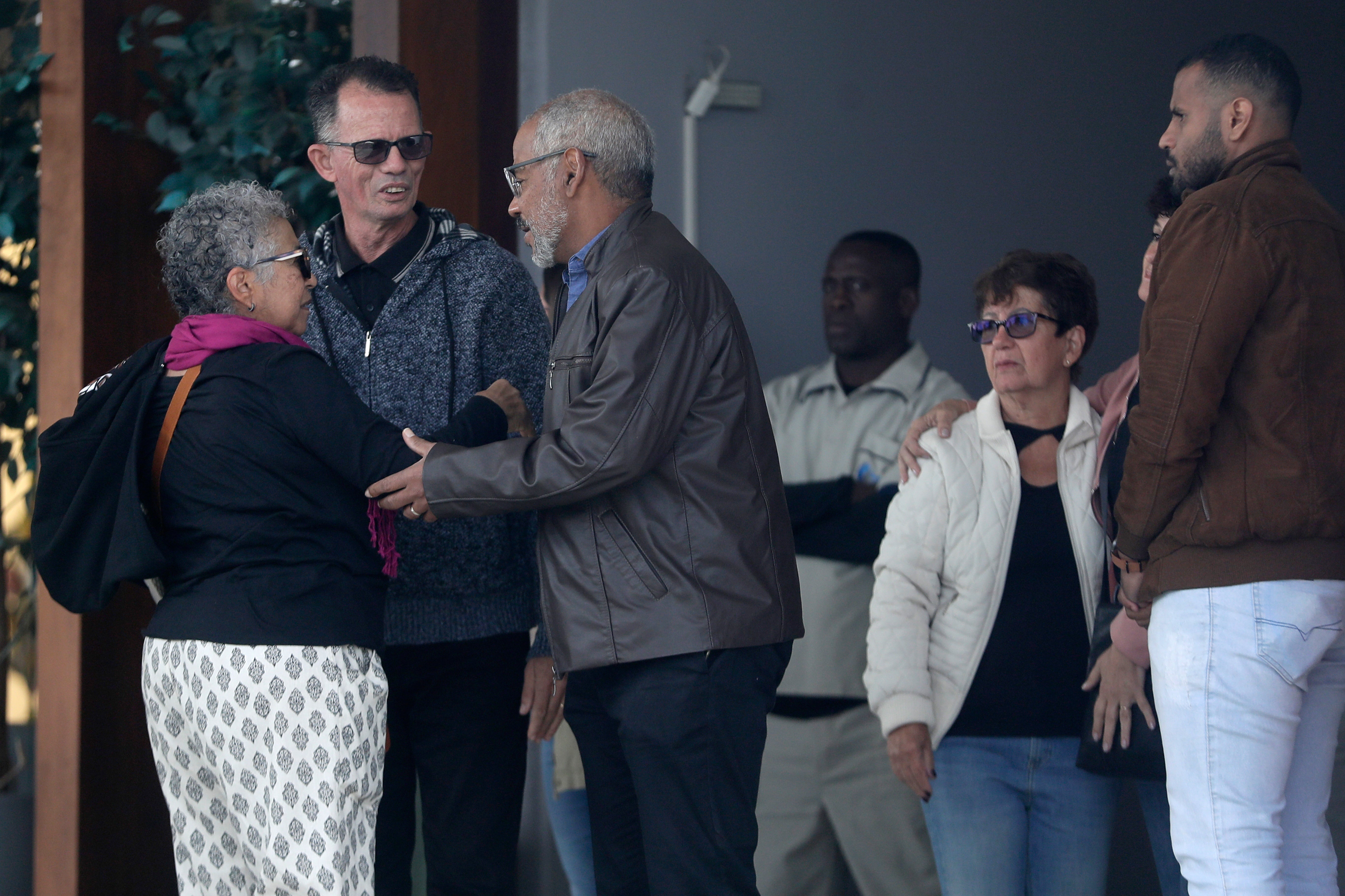 Manoel Marins (centro) y Estela Marins (izquierda) en el funeral de su hija Juliana Marins, quien falleció tras caer desde la cima del Monte Rinjani en Indonesia
