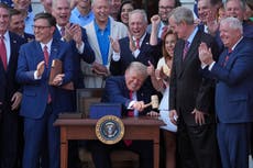Trump promulga su ley de recortes fiscales y al gasto público en el festejo por el 4 de julio