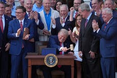 Trump promulga su ley de recortes fiscales y al gasto público en el festejo por el 4 de julio