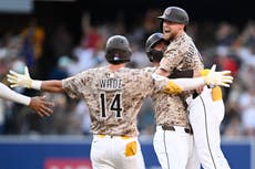 Con sencillo de Cronenworth en la 10ma, Padres superan 3-2 a Rangers
