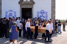 Jugadores de Liverpool y Portugal acompañan a familia de Diogo Jota y su hermano en funeral de ambos