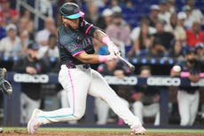 Sencillo de 2 carreras de Agustín Ramírez en el 8º da triunfo a Marlins, 4-2 sobre Cerveceros