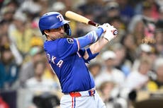 Kyle Higashioka conecta un jonrón y remolca 5 carreras para que Rangers derroten 7-4 a Padres